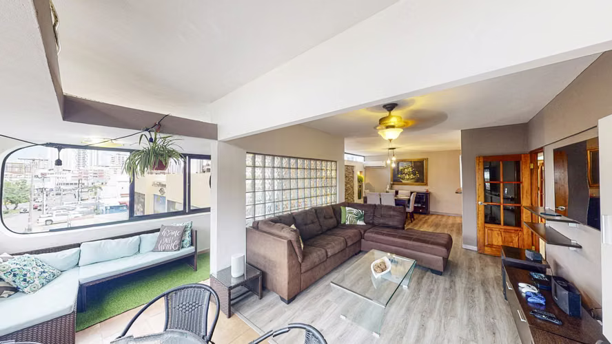 Venta de bello apartamento con balcón cerrado en PH Los Angeles – Betania