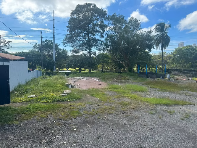 Se vende lote en la Avenida Santa Elena.