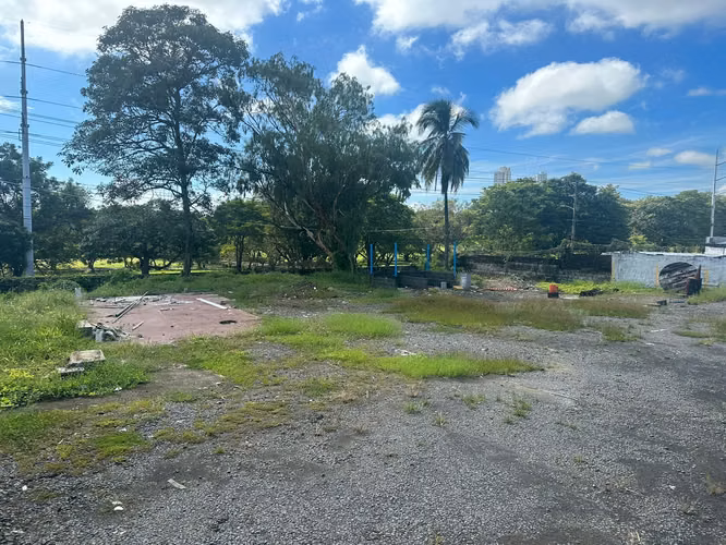Se vende lote en la Avenida Santa Elena.
