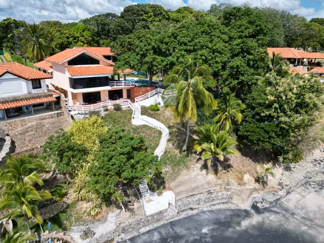 CASA FRENTE AL MAR PUNTA BARCO EN VENTA