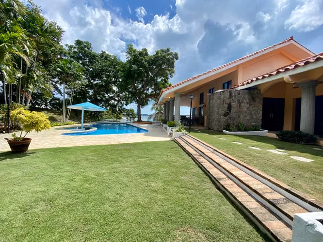 CASA FRENTE AL MAR PUNTA BARCO EN VENTA