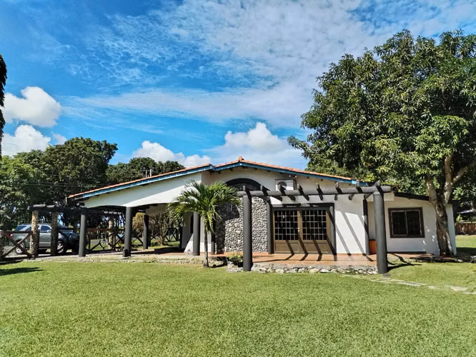 HERMOSA VILLA BRISA MARE CON PISCINA, JACUZZI Y CASCADA (A 3 MINUTOS ENTRANDO POR PUNTA CHAME)