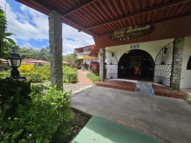 VENTA DE HOTEL DE LUJO  EN EL VALLE EL MAS TURISTICA LUGAR DE PANAMA CON AMPLIA AREA VERDE 3.1M - Imagen 7