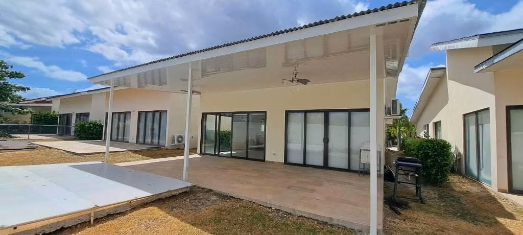 SE VENDE CASA DE PLAYA EN PH PUNTA PARAÍSO VILLAGE – PLAYA CORONADO, CHAME
