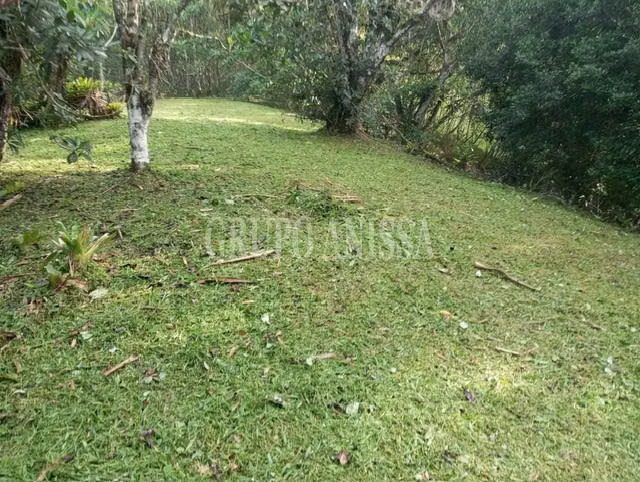 It sells Beautiful Land in Alta de Altos del Maria