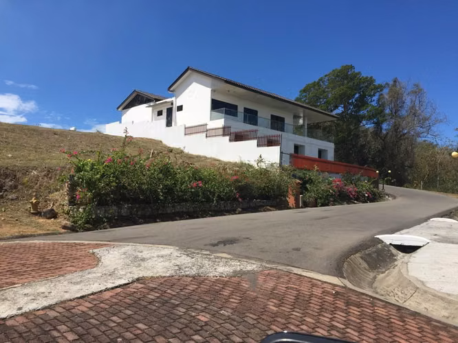 Venta de lujosa casa en David - Hacienda Rio Cruz