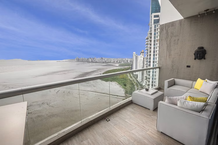 PEARL de ensueño! $1,050,000 4 recs duplex
