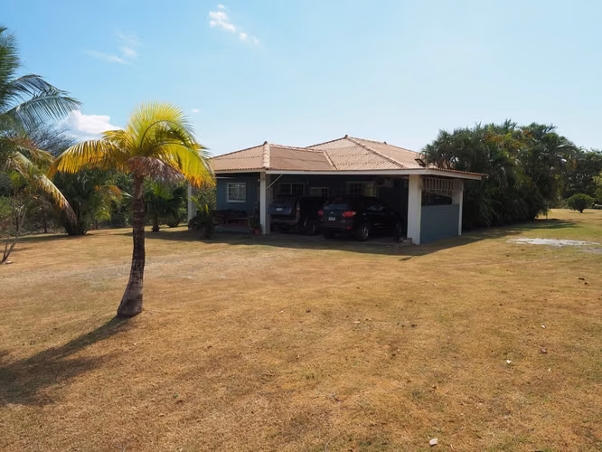Casa en Venta en el area de Playa Coronado - Cabuya - Lote Amplio