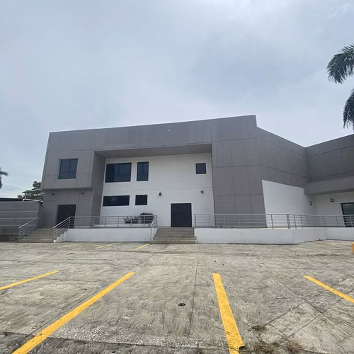 Land sale with construction in Albrook