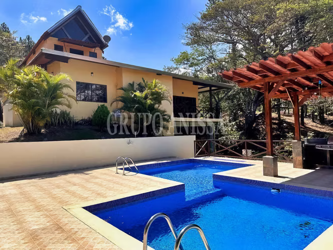 Se Vende Moderna Casa con Vistas y Piscina En Altos del Maria