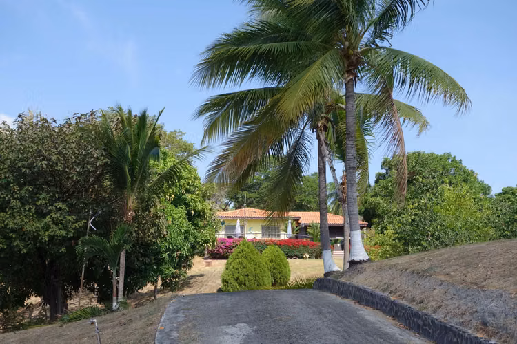 SE VENDE CASA VISTA AL MAR PLAYA CORONA, SAN CARLOS, NEGOCIABLE