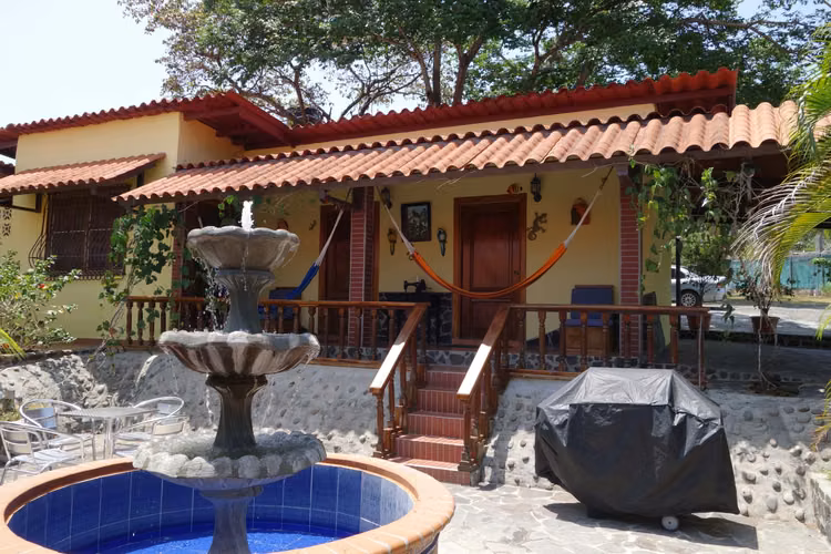 SE VENDE CASA VISTA AL MAR PLAYA CORONA, SAN CARLOS, NEGOCIABLE