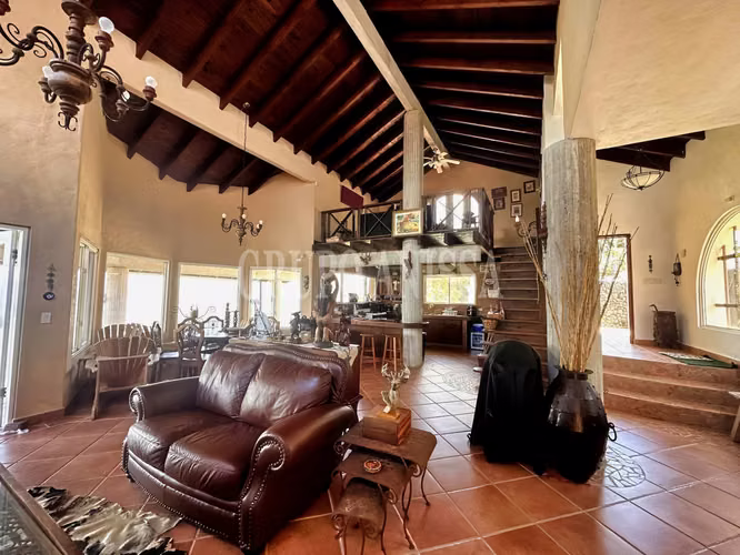 Se Vende Impresionante Casa con Vistas y Piscina en Sorá