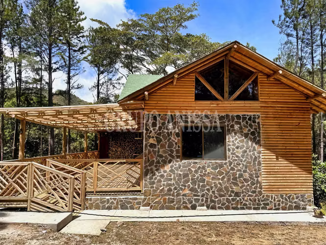 Se Vende Moderna e Impresionante Casa en Altos del Maria