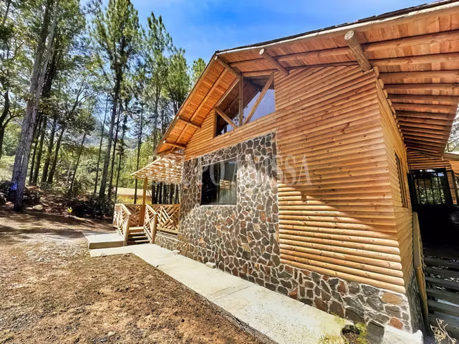 Se Vende Moderna e Impresionante Casa en Altos del Maria