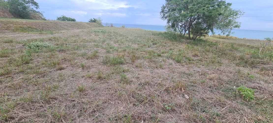 VENDO TERRENO. FRENTE AL MAR. CONJUNTO CERRADO. PLAYA.