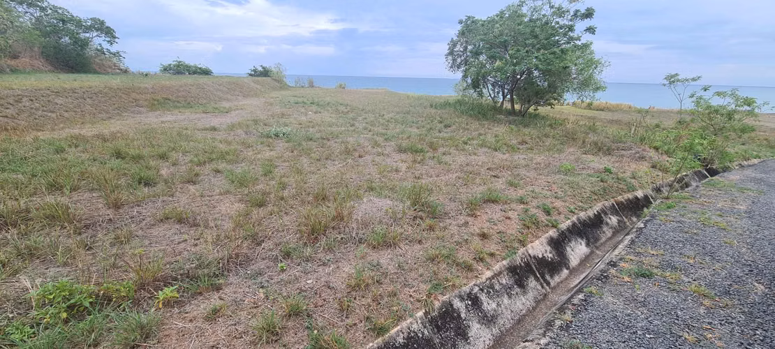 VENDO TERRENO. FRENTE AL MAR. CONJUNTO CERRADO. PLAYA.
