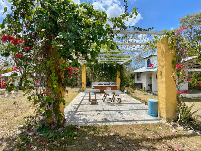 TERRENO CON CABAÑAS LAS UVAS CAMINO A EL VALLE EN VENTA