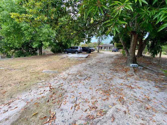 TERRENO CON CABAÑAS LAS UVAS CAMINO A EL VALLE EN VENTA