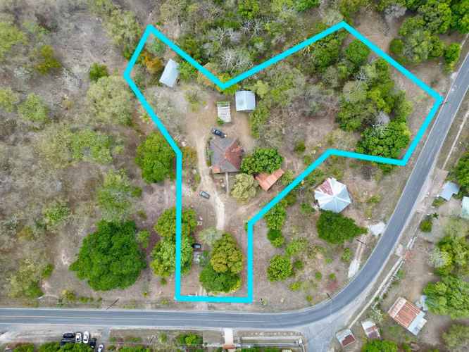 TERRENO CON CABAÑAS LAS UVAS CAMINO A EL VALLE EN VENTA