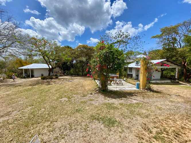TERRENO CON CABAÑAS LAS UVAS CAMINO A EL VALLE EN VENTA