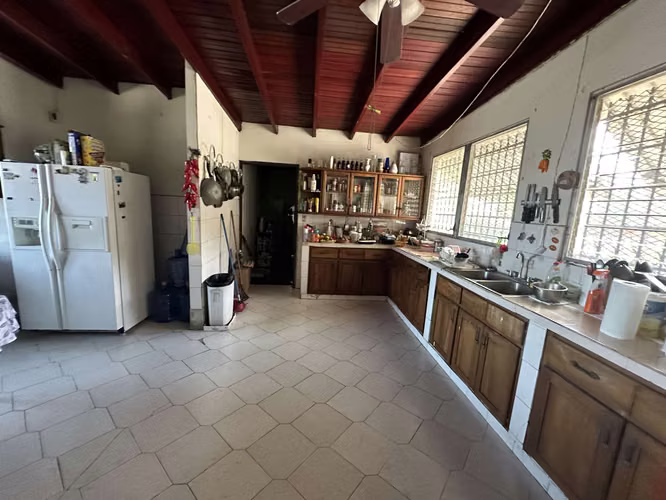 SE VENDE TERRENO CON CASA EN LA VIA BOYD ROOSEVELT LAS CUMBRES