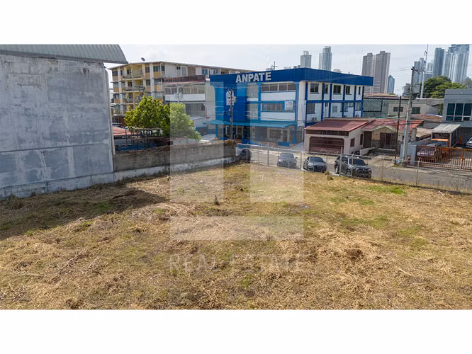 Se vende Terreno en Parque Lefevre de 2,000m2