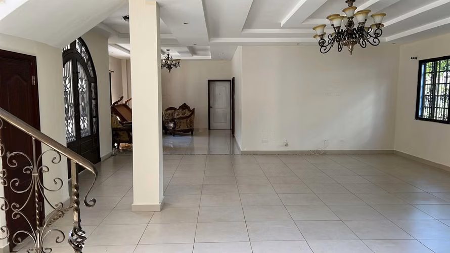 Venta de Casa en Llanos de Curundú Ancón