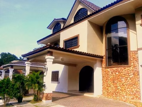 Venta de Casa en Llanos de Curundú Ancón