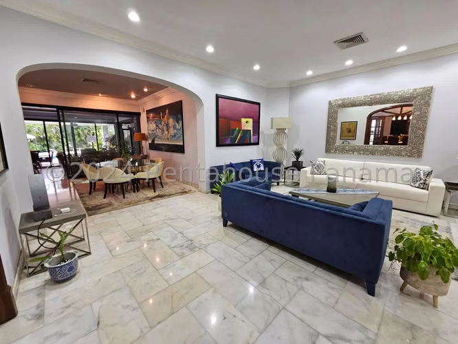 Venta de Casa Glamorosa en Altos del Golf 26-2485GG
