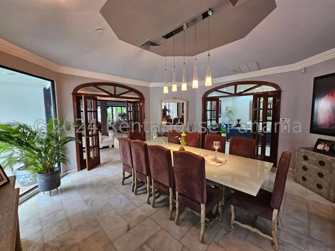 Venta de Casa Glamorosa en Altos del Golf 26-2485GG
