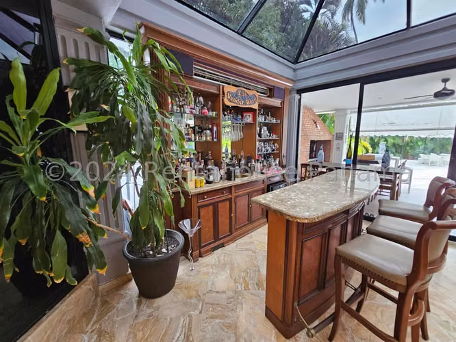 Venta de Casa Glamorosa en Altos del Golf 26-2485GG