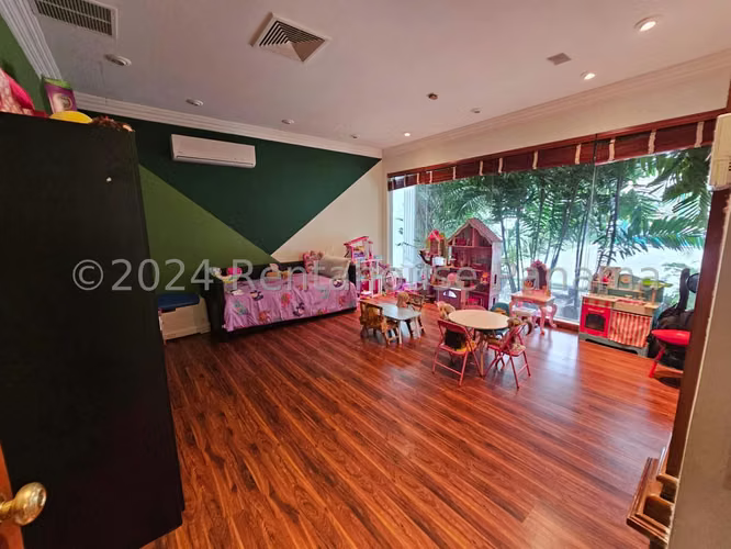 Venta de Casa Glamorosa en Altos del Golf 26-2485GG