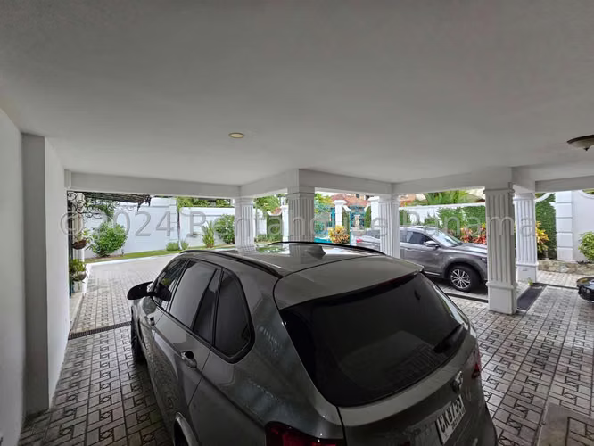 Venta de Casa Glamorosa en Altos del Golf 26-2485GG