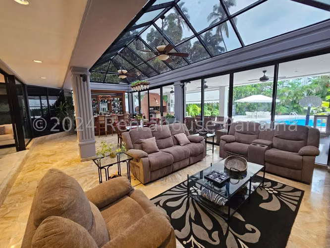 Venta de Casa Glamorosa en Altos del Golf 26-2485GG