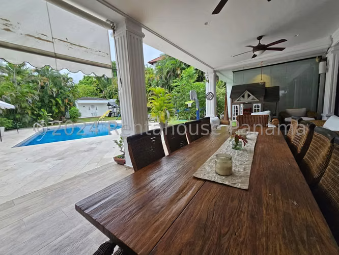 Venta de Casa Glamorosa en Altos del Golf 26-2485GG