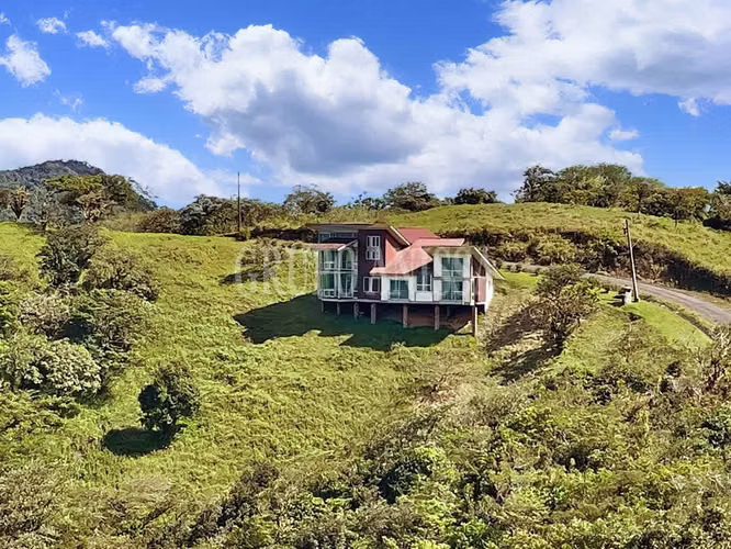 Se Vende Moderna Casa en la Urbanización Las Nubes del Valle de Antón