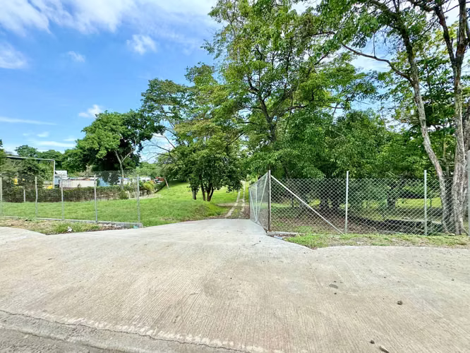 Venta de terreno en la 24 de Diciembre