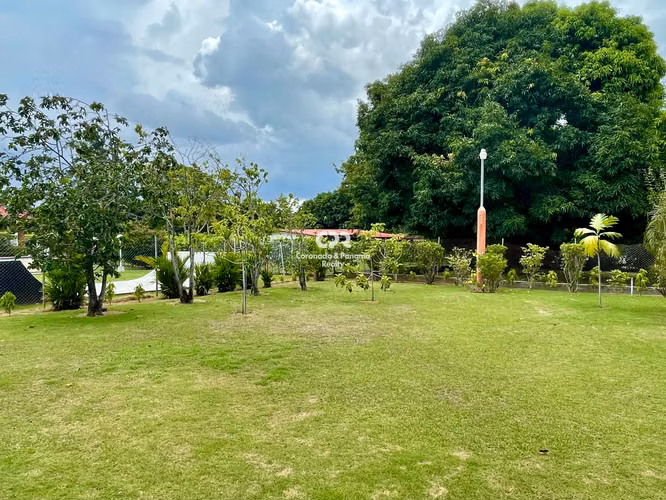 Venta de Casa en Coronado, Ave. las Acacias.