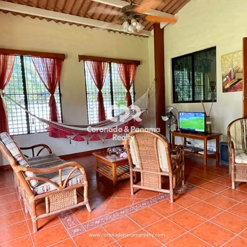Venta de Casa en Coronado, Ave. las Acacias.