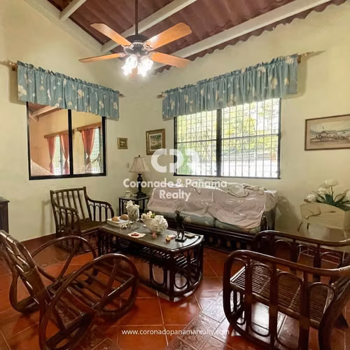 Venta de Casa en Coronado, Ave. las Acacias.