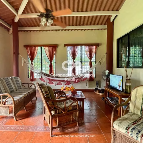 Venta de Casa en Coronado, Ave. las Acacias.