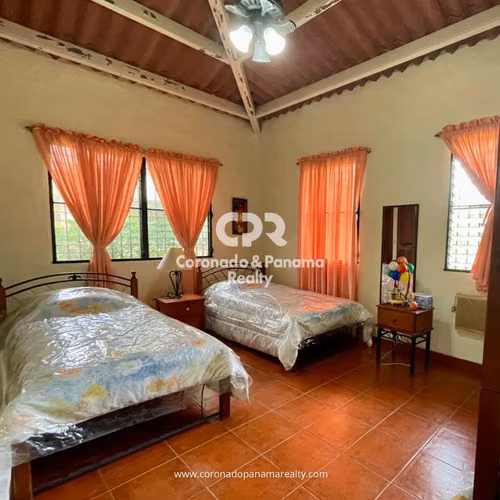 Venta de Casa en Coronado, Ave. las Acacias.