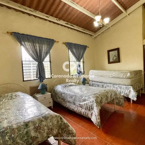Venta de Casa en Coronado, Ave. las Acacias.