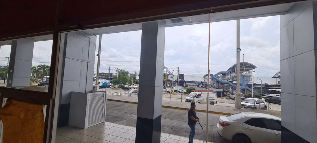 VENDO LOCAL COMERCIAL. CRYSTAL PLAZA. LOS PUEBLOS. AV JOSE AGUSTIN ARANGO.