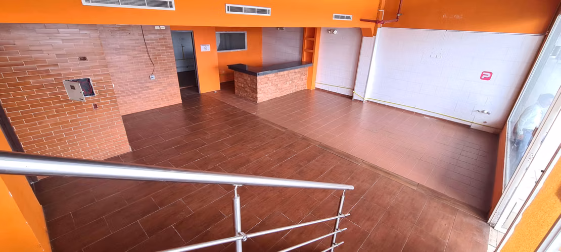 VENDO LOCAL COMERCIAL. CRYSTAL PLAZA. LOS PUEBLOS. AV JOSE AGUSTIN ARANGO.
