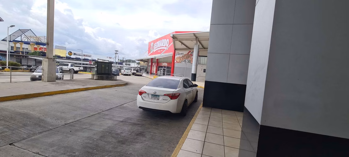 VENDO LOCAL COMERCIAL. CRYSTAL PLAZA. LOS PUEBLOS. AV JOSE AGUSTIN ARANGO.