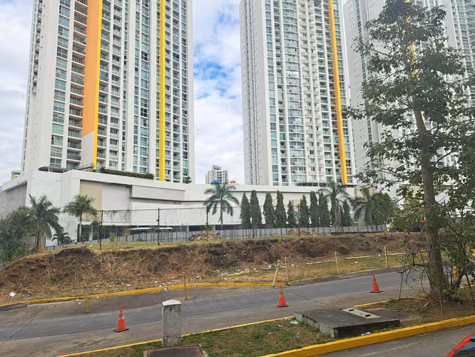 SE VENDE TERRENO EN CONDADO DEL REY DE 4,266 M2