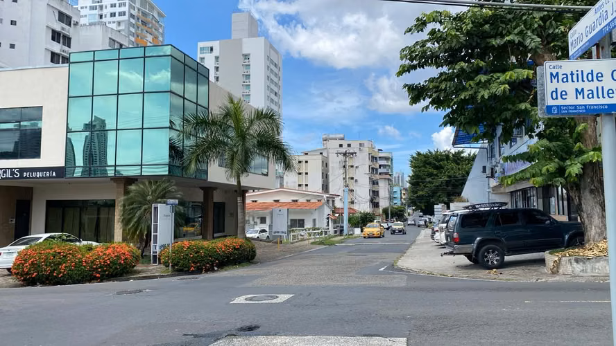Alquilo amplia oficina 240 Mtrs2. Calle 72 San Francisco - Imagen 2