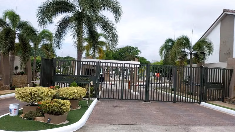 $320,000 Casa Unifamiliar Venta PH Mont Blanc Brisas del Golf